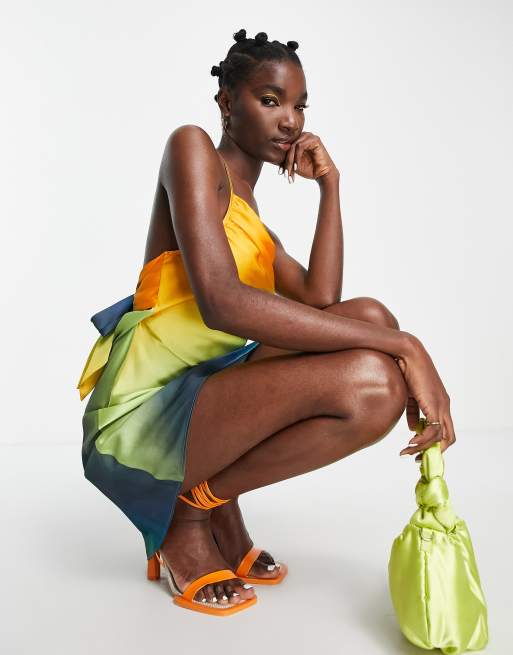Topshop – Flerfärgad slip klänning i kort modell med en bar axel och ombredesign