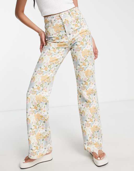 Topshop – Flerfärgade, retroblommiga, utsvängda jeans i 90-talsstil