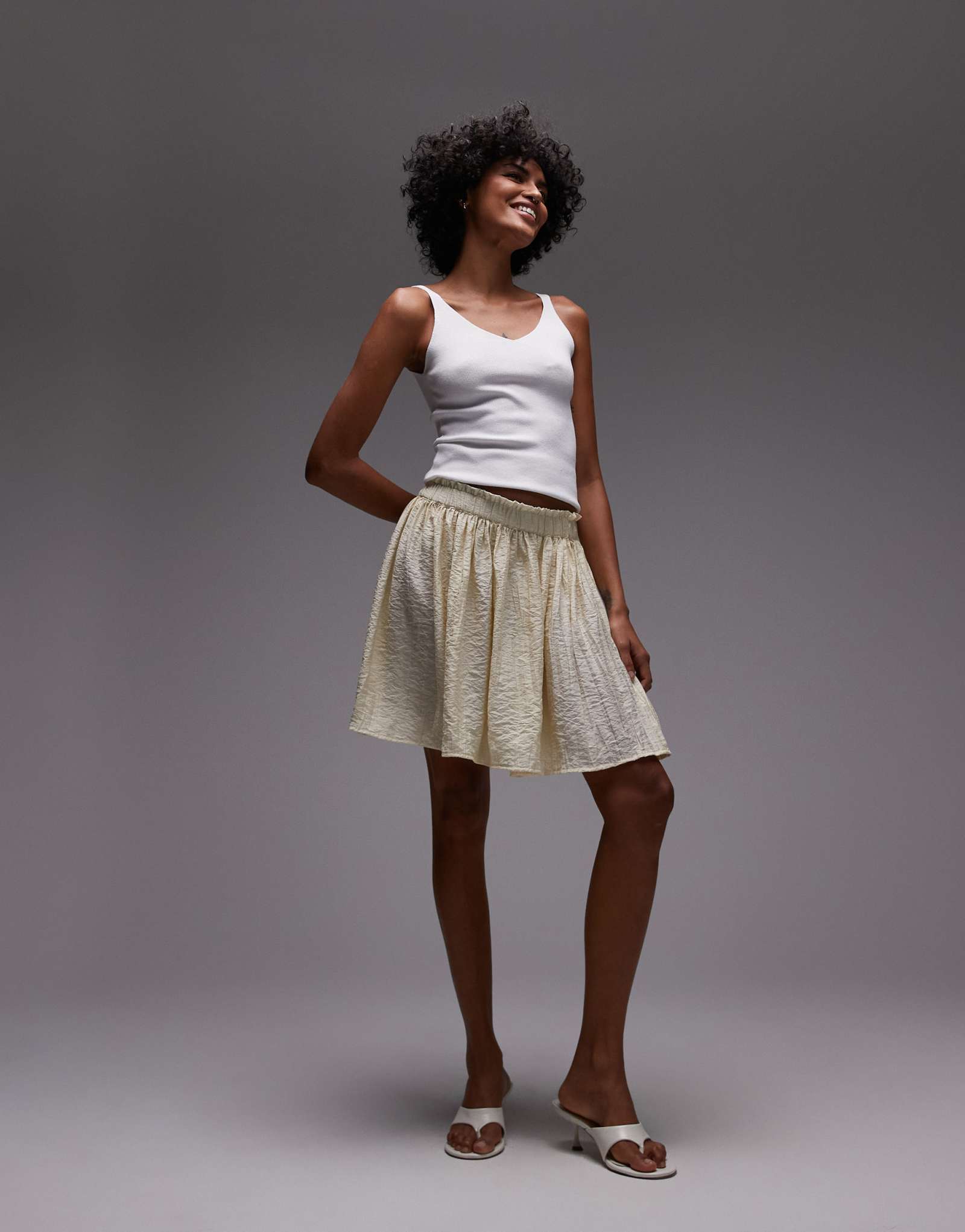 Песочная мини-юбка в складку от Topshop flippy