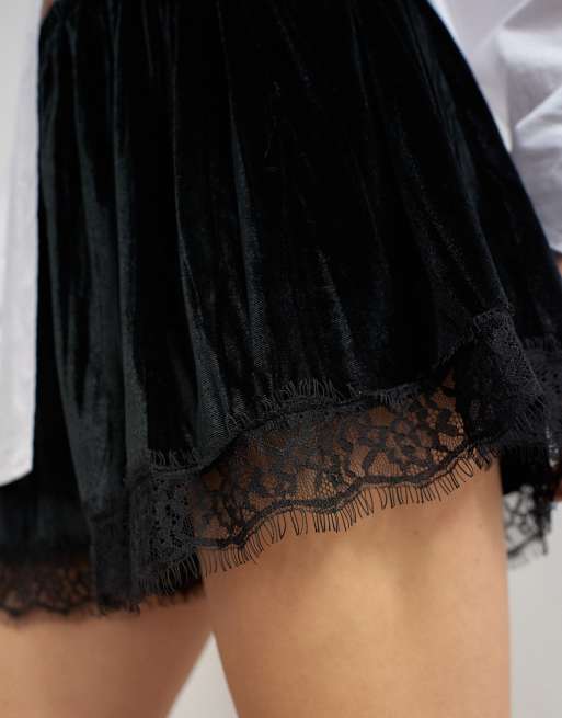 Topshop fløjls-shorts med blondedetaljer i sort, 2 af 5