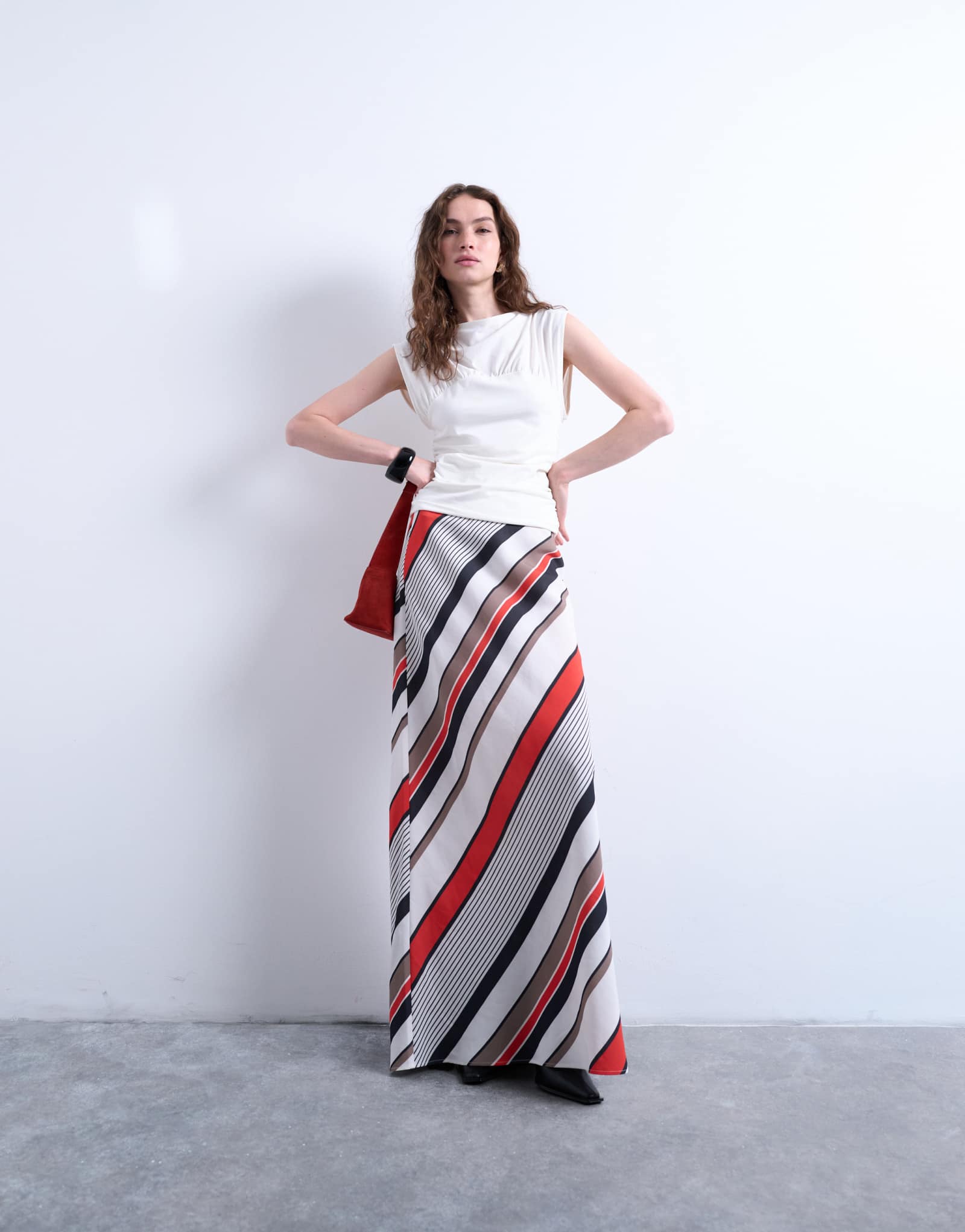 Длинная макси-юбка Topshop из диагонально кроеной ткани в красно-белую полоску