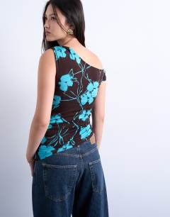 Model wearing Floral print one shoulder asymmetric top in brown