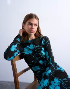 Model wearing Floral print slash neck long sleeve maxi dress in chocolate