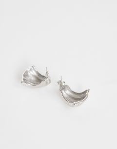 Model wearing Flossie stainless steel earring in silver