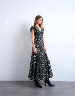 Model wearing Flutter sleeve v neck midi dress in mono spot