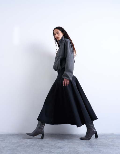 Topshop - Forvasket sort maxinederdel i denim med bærestykke foran