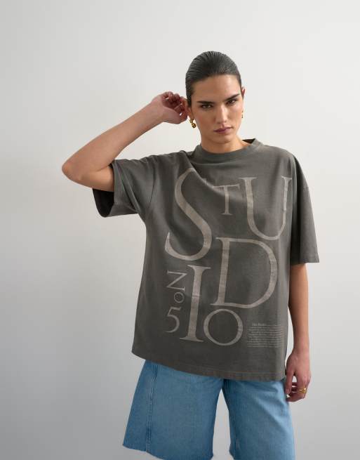 Topshop - Forvasket sort T-shirt med sænkede skuldre og 'Studio'-grafikprint, 1 af 4