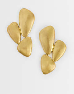 Model wearing Frankie brushed earring in gold