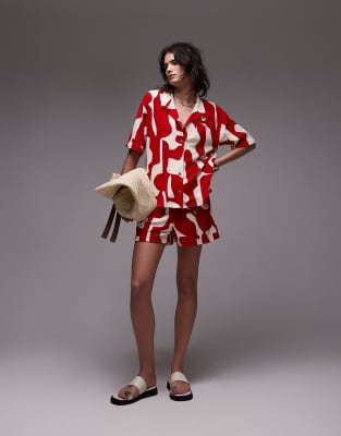 Topshop - Frottee-Shorts in Rot mit abstraktem Muster, Kombiteil