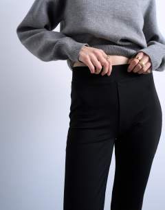 Model wearing Full length heavy weight legging in black