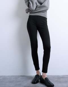 Model wearing Full length heavy weight legging in black
