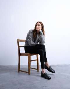 Model wearing Full length heavy weight legging in black