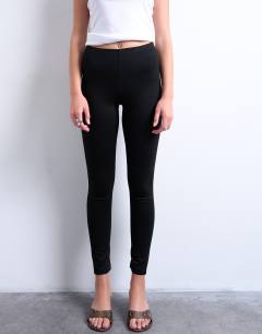 Model wearing Full length legging in black