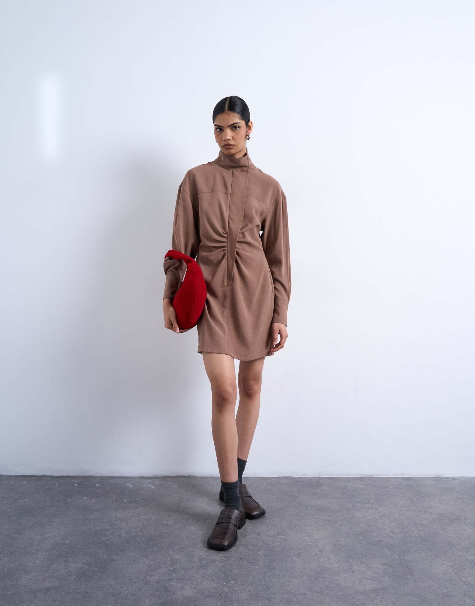 Мини-платье из купро-кожи с воронкообразным вырезом от Topshop шоколадного цвета