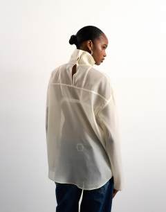 Model wearing Funnel neck long sleeve organza top in champagne