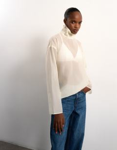 Model wearing Funnel neck long sleeve organza top in champagne