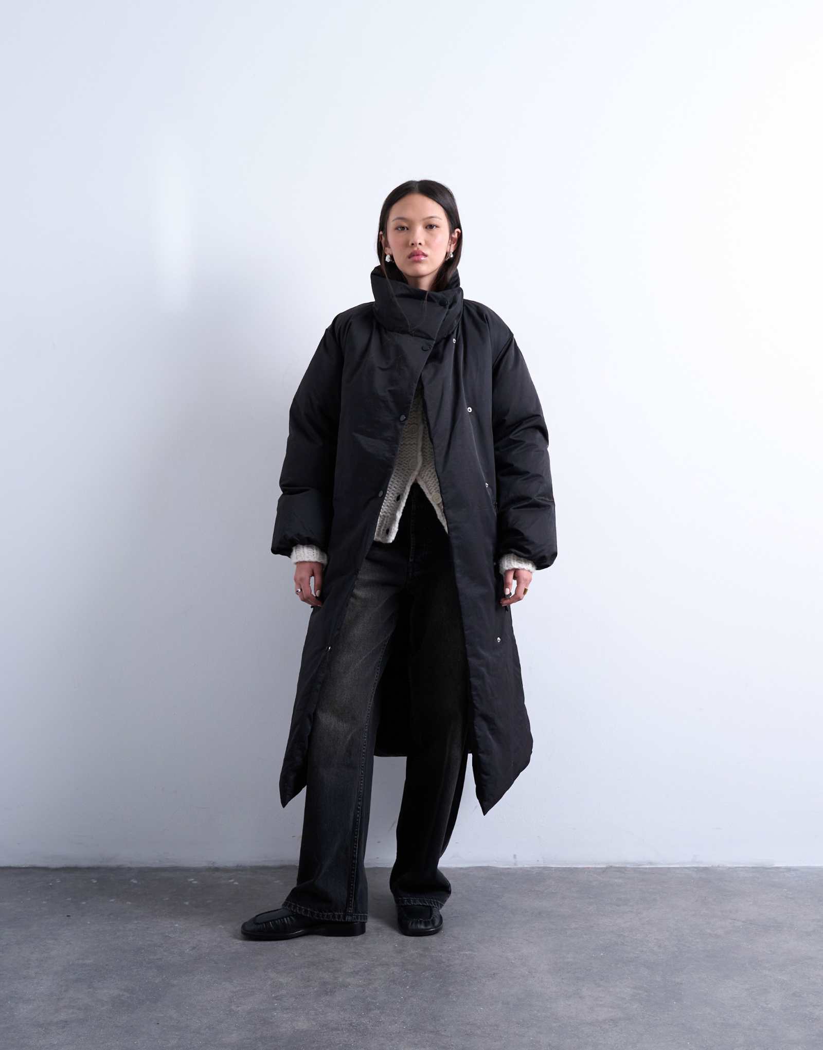 Удлиненный пуховик с воронкообразным вырезом и поясом от Topshop черного цвета