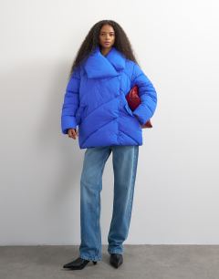 Model wearing Funnel neck mid length puffer jacket in blue