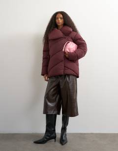 Model wearing Funnel neck mid length puffer jacket in burgundy