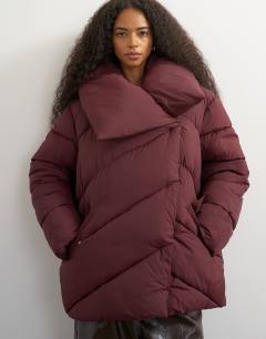 Model wearing Funnel neck mid length puffer jacket in burgundy