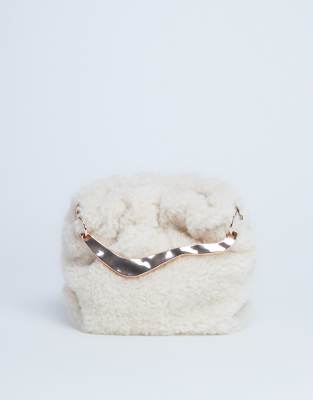 Topshop - Gabriette - Sac à main en imitation peau de mouton avec poignée métallique - Crème-Blanc