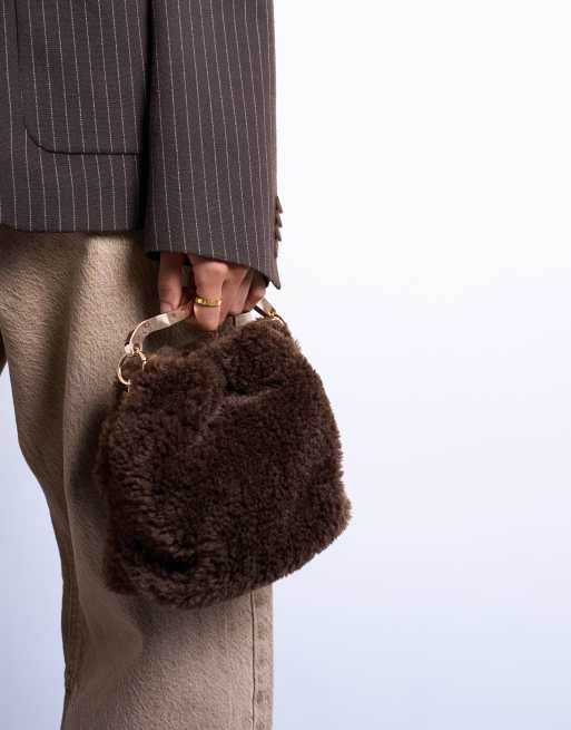 Topshop – Gabriette – Teddyfell-Handtasche in Braun mit Metalldetails, 4 von 4