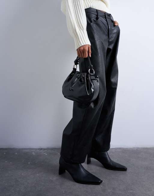 Topshop – Gabs – Glockenförmige Tasche in Schwarz mit Raffung und