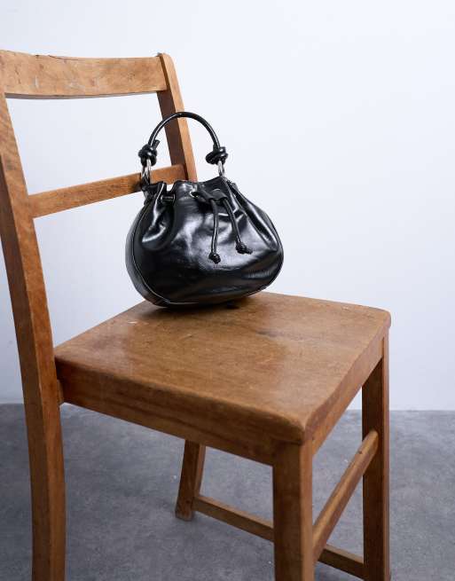 Topshop – Gabs – Glockenförmige Tasche in Schwarz mit Raffung und Kordelzug, 4 von 4