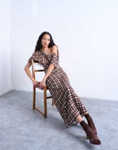 Model wearing Gathered detail mesh maxi skirt in check