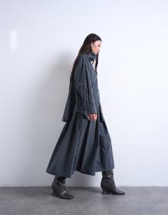 Model wearing Gathered waist check midi skirt in navy