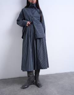 Model wearing Gathered waist check midi skirt in navy