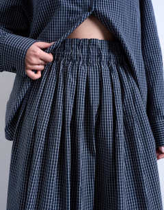 Model wearing Gathered waist check midi skirt in navy