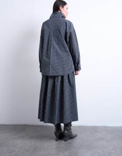 Model wearing Gathered waist check midi skirt in navy