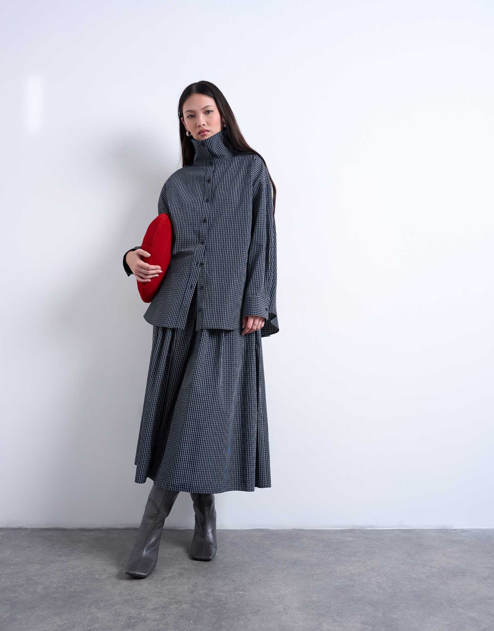 Клетчатая миди-юбка Topshop с присборенной талией темно-синего цвета