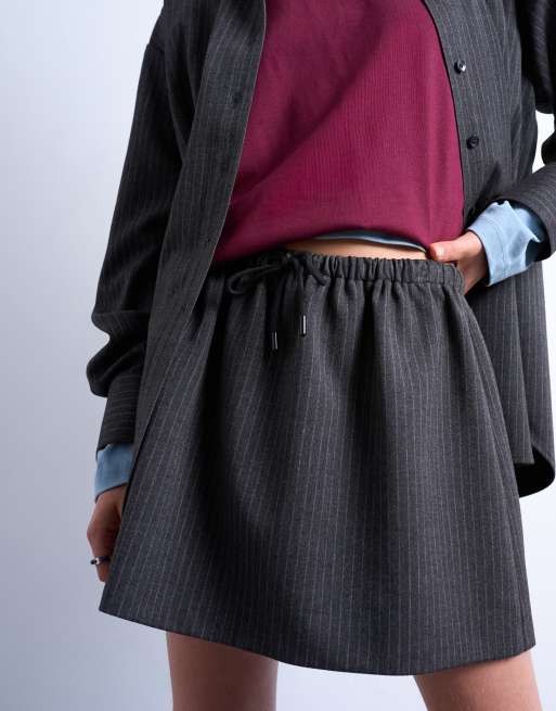 Topshop – Gebürsteter, schwingender Micro-Minirock in Anthrazit mit Nadelstreifen und niedrigem Bund, 4 von 5