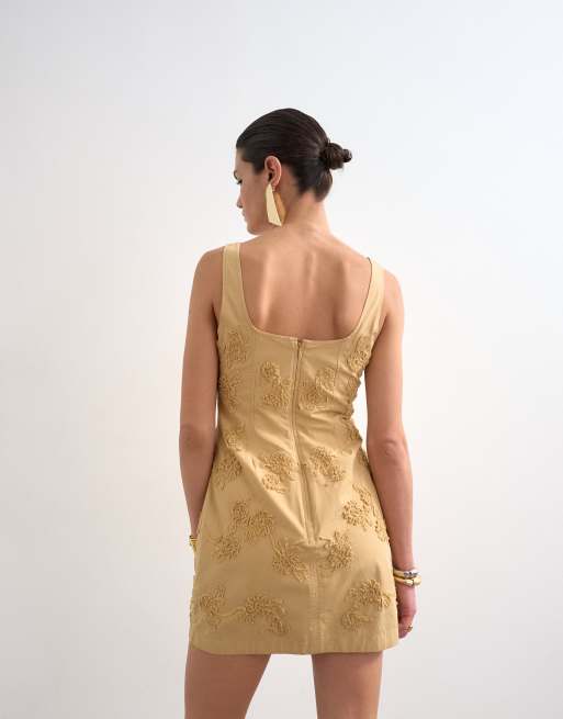 Topshop - Gedrapeerde mini-jurk met structuur en 3D-bloemen in beige, 4 van 4