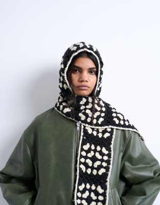 Topshop - Gehäkelte Balaklava in Schwarz und Cremeweiß