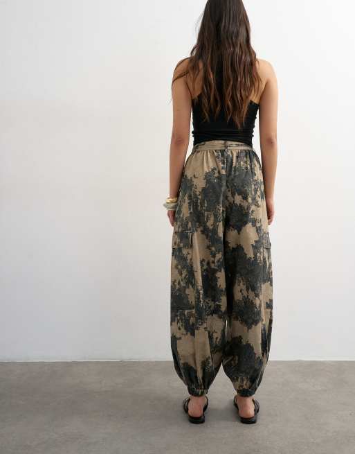 Topshop – Gemusterte Oversize-Cargohose in Neutral mit Ballonbeinschnitt, 4 von 5