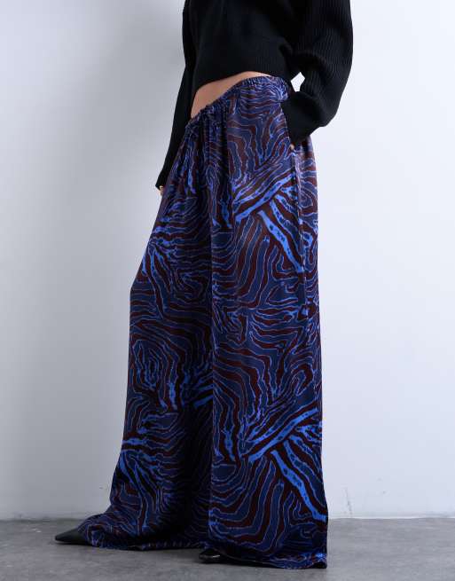 Topshop – Gemusterte Satinhose in Blau und Burgunderrot mit weitem Bein, 2 von 5