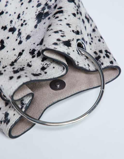 Topshop – Gene – Handtasche aus echtem Leder mit Kuh-Dalmatiner-Print und Metallgriff, 4 von 4