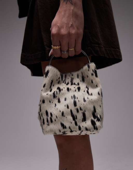 Topshop – Gene – Handtasche aus Leder in mehrfarbigem Kuh-Dalmatiner-Muster mit Metallgriff