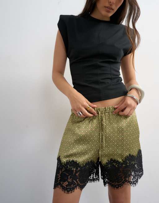 Topshop – Geometriskt mönstrade shorts i satin med spetsdetaljer, 3 av 5