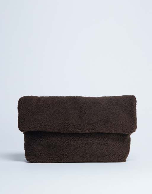 Topshop - Georgia - Borsa a mano in pile borg color cioccolato con risvolto