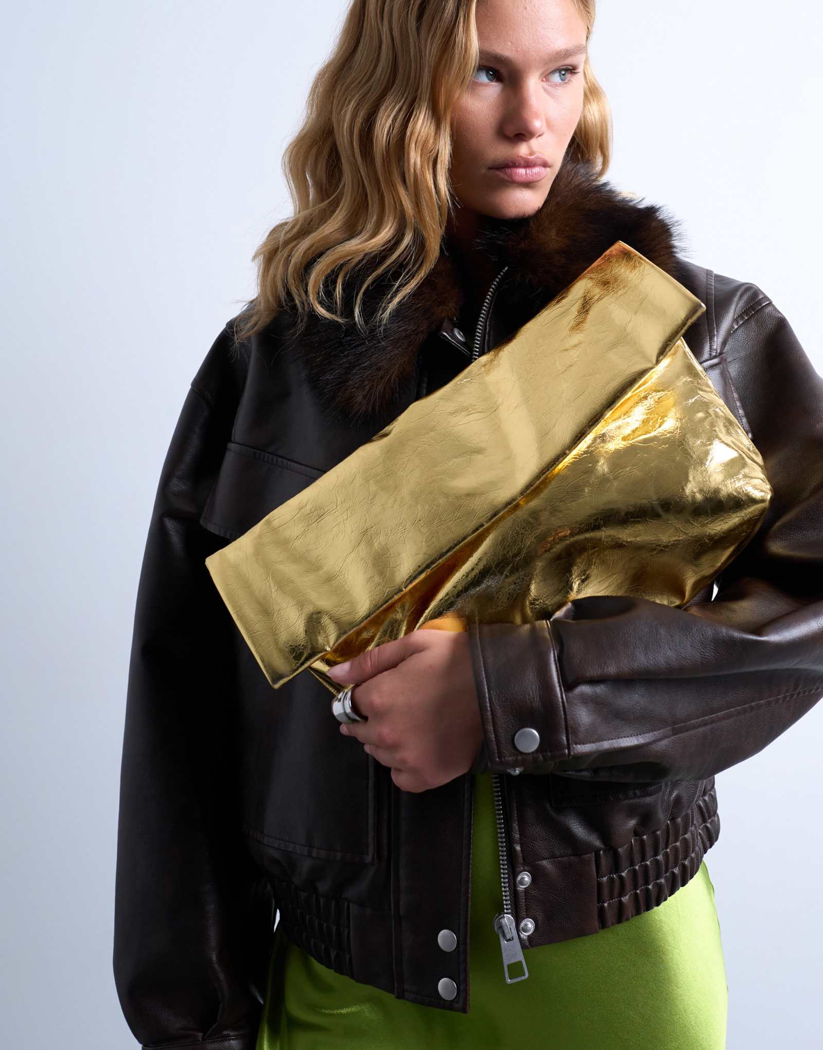 Сумка-клатч Topshop Georgia в сложенном виде из золота