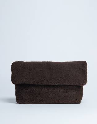 Topshop - Georgia - Gefaltete Clutch aus Teddystoff in Schokobraun