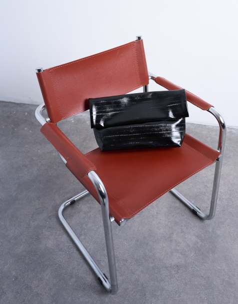 Topshop – Georgia – Svart kuvertväska med viklock - view 1