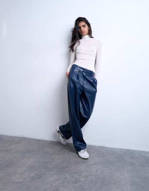 Topshop – Gerade geschnittene Hose aus Kunstleder in Marineblau mit hohem Bund und Bundfalten - view 1