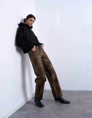 Topshop - Gerade Hose aus Kunstleder in verwaschenem Braun-Brown