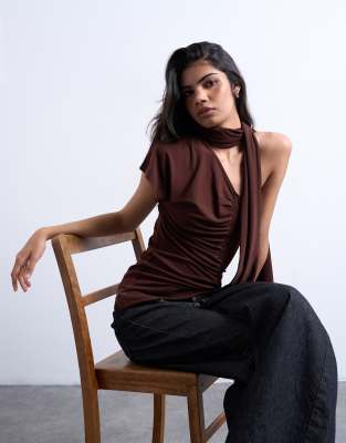 Topshop - Gerafftes Oberteil in Schokobraun mit Schaldetail und asymmetrischem Saum-Brown