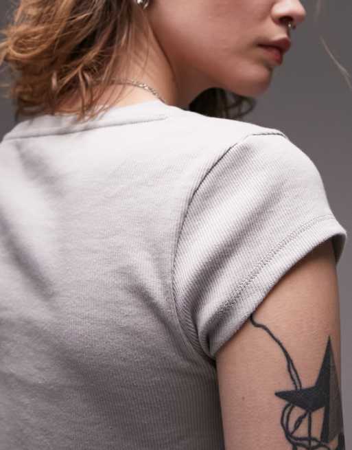 Topshop - Geribbeld smal T-shirt met V-hals in grijs, 3 van 4